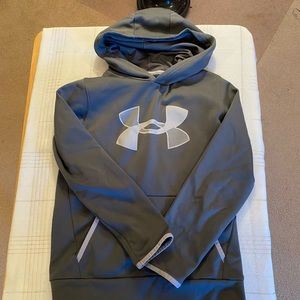2 Piece Under Armour Hoodie/Jogger set
. Boys 10/12